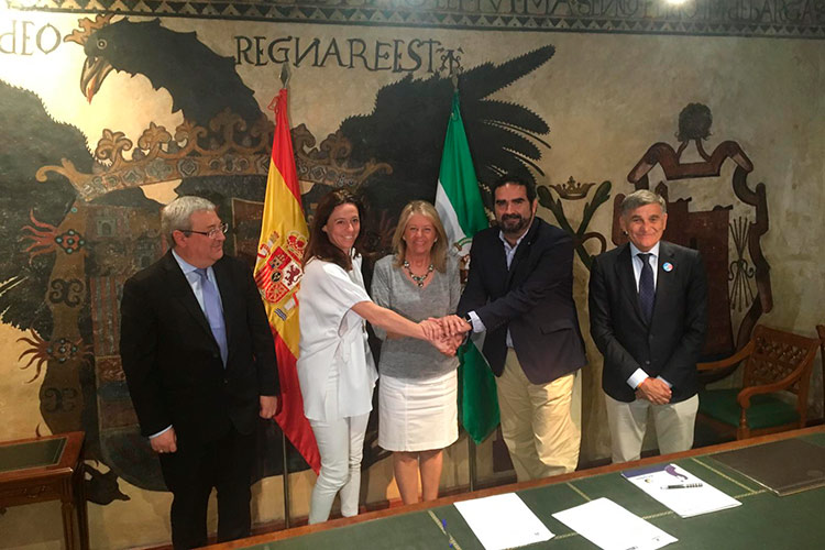 Matilde Mancha, Manuel Cardeña y Ángeles Muñoz sign the framework agreement to promote hydraulic investments in Marbella.